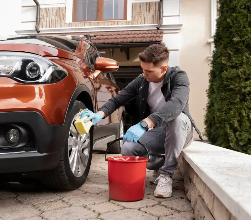 Lavage auto à domicile Santa-Lucia-di-Mercurio : professionnel intervenant sur un véhicule